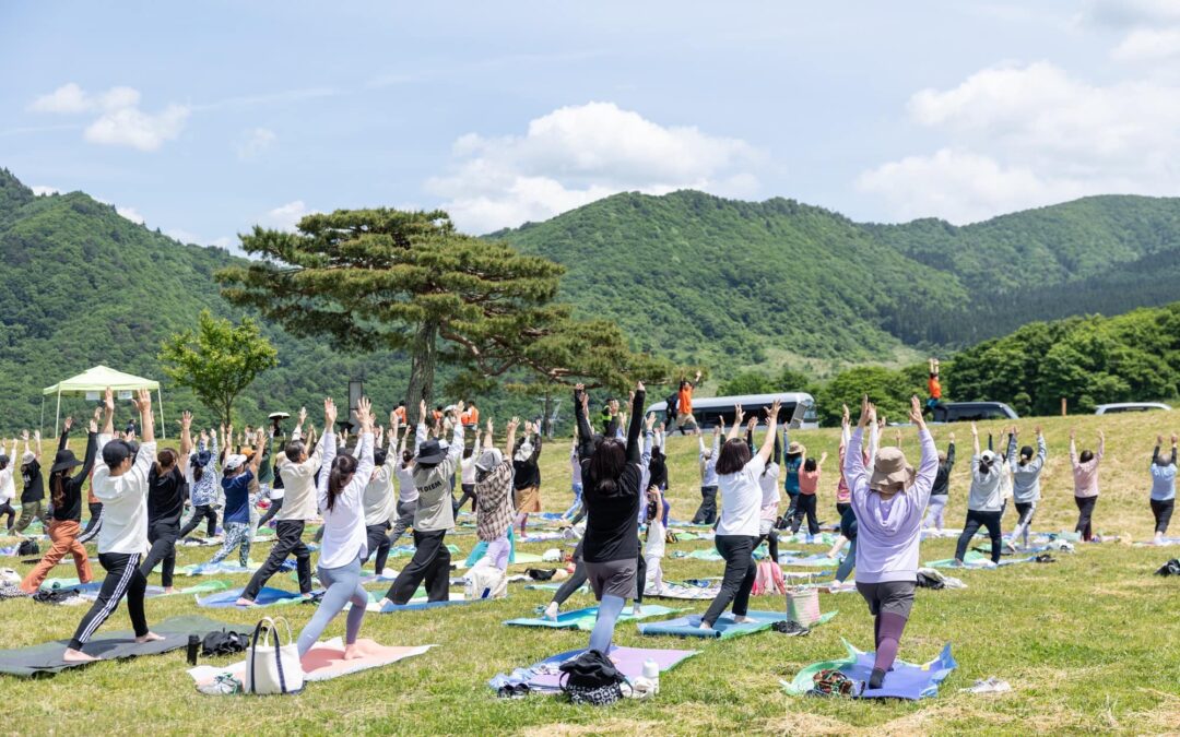 天童高原での100人ヨガ開催